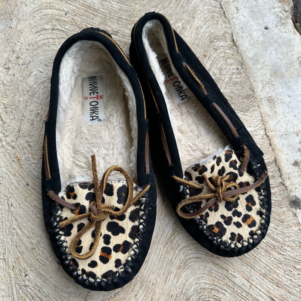 Minnetonka Women's Moccasins - Black and Leopard Print slippers loafers size 7
